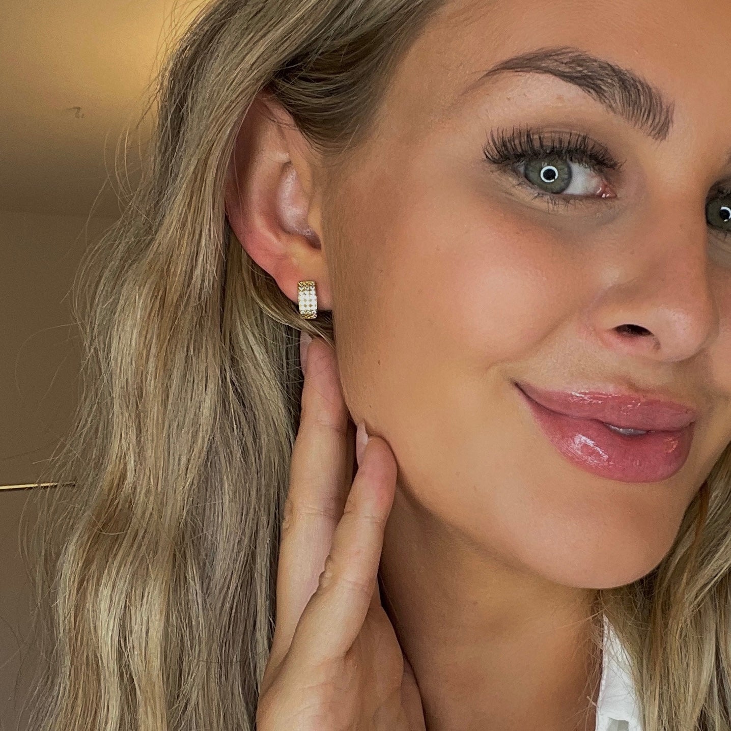 Tara 2.0 huggies -White Zirconia