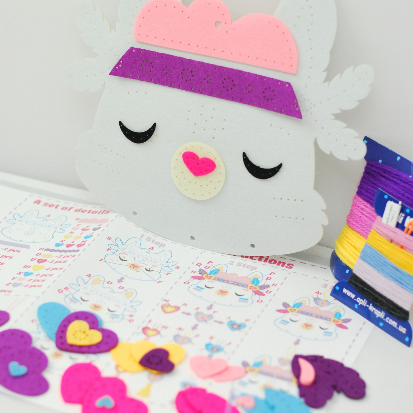 APLI Krapli - APLI Krapli Felt Wall Flag Sewing Kit Lama Precut Felt Thread & Safe Needle Ages 6+