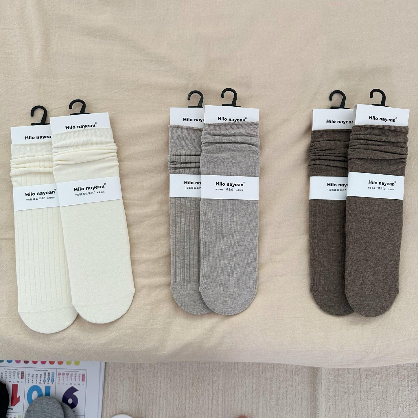 Gentle Vertical Stripe Cream Gray Socks