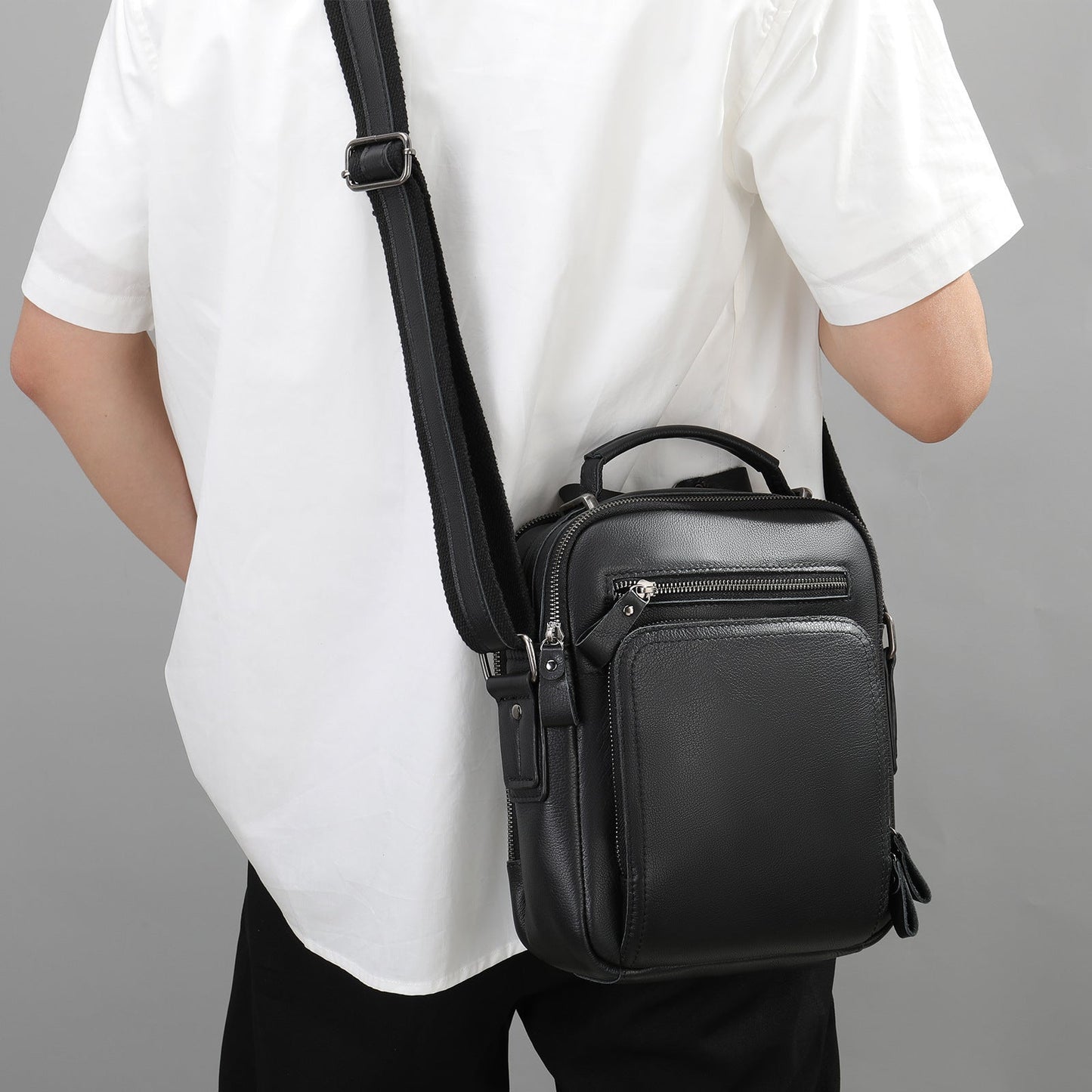 Large-capacity Leather Retro Messenger Bag